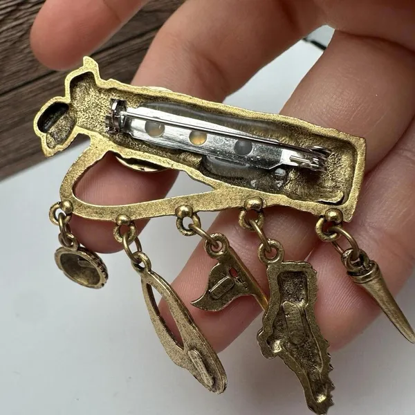 Golf Club Bag With Golfing Charms Brooch Pin Gold Tone - Image 8