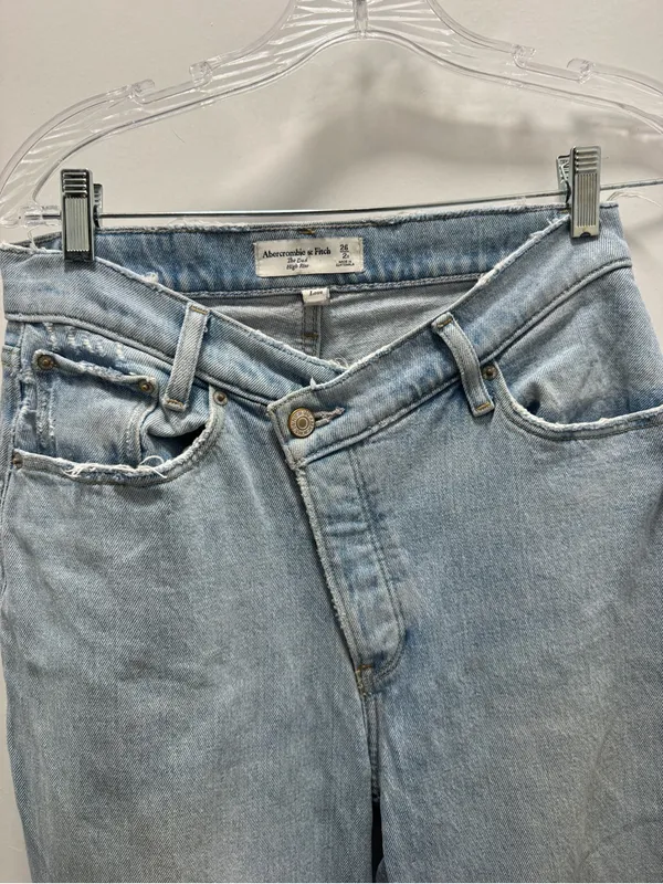 Abercrombie and Fitch The Dad High Rise 26 Light wash Curve Love - Image 6