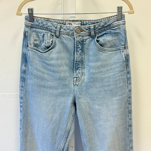 Zara High Rise Straight Leg Jeans Light Wash Split Raw‎ Hem Button Fly Size 6 - Image 3