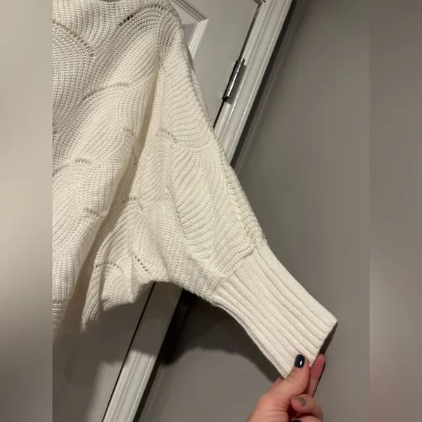 Women's Oversized Boutique Sweater Size Medium - Image 3