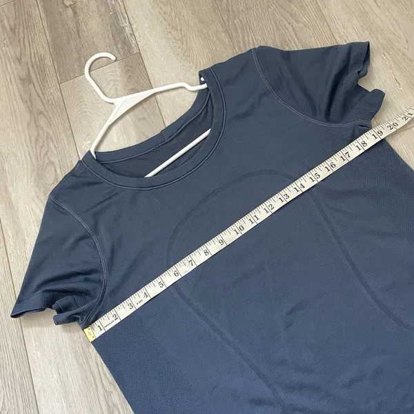 Lululemon Swiftly Tshirt relaxed womens Blue (size 8) running outdoor workout - Image 2