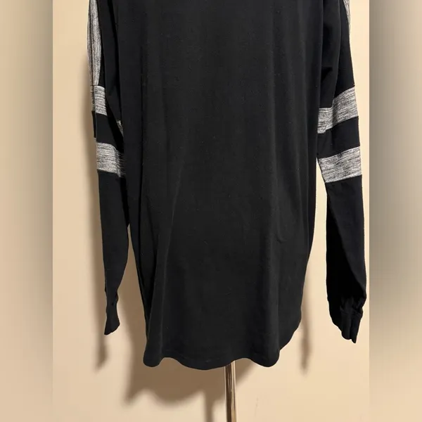 EUC PINK Victoria’s Secret Black and Gray Long Sleeve Top size large - Image 5