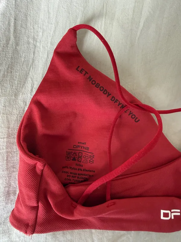 AUTHENTIC DFYNE Vision Twist Front Sports Bra Crimson - Image 4