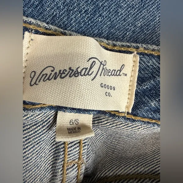 Universal Threads Relaxed Fit Blue Jeans - Image 2