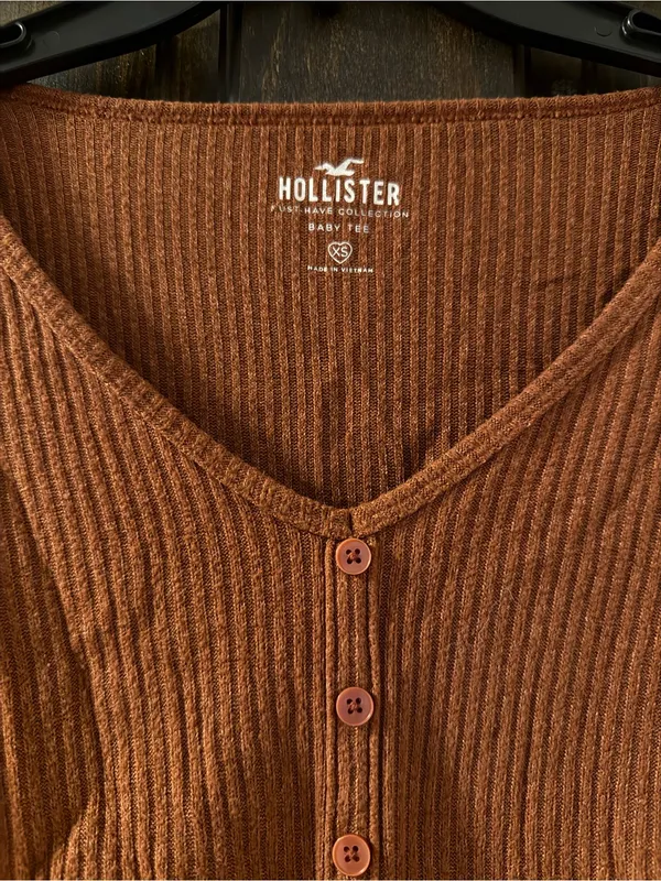 Hollister Women's Rust Ribbed Button-Front Long Sleeve Baby Tee - Image 2