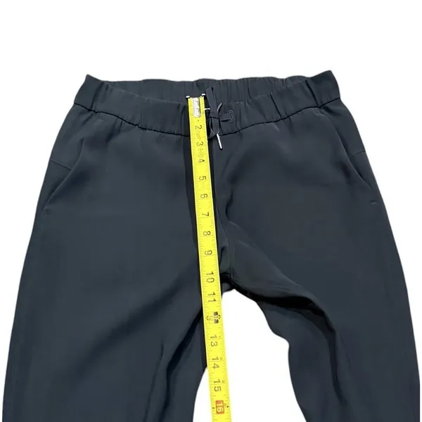 Lululemon On The Fly Woven Pants Women's Size 8 Black 28"‎ Inseam Wrinkle Free - Image 5