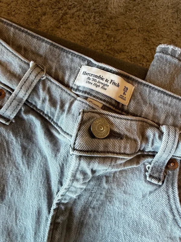 Abercrombie High-Rise Jeans Curve Love - Image 3