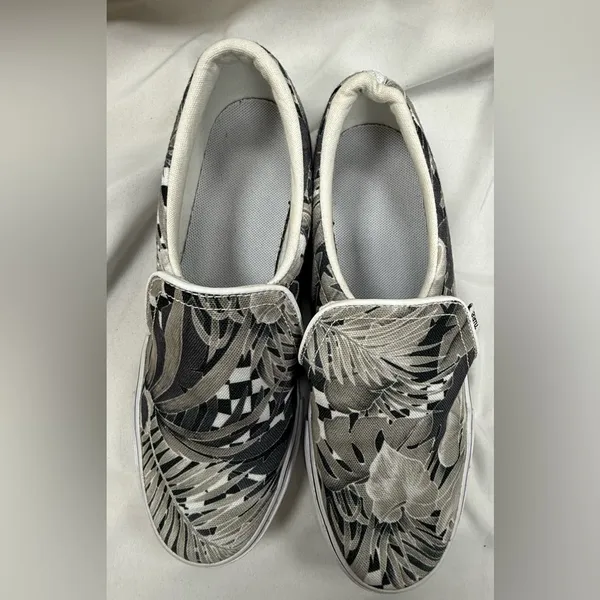 Nike Women's Slip-On Sneakers in Black, White and Gray Tropical Print - Image 7