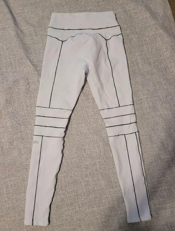 Alo Yoga leggings - Image 10