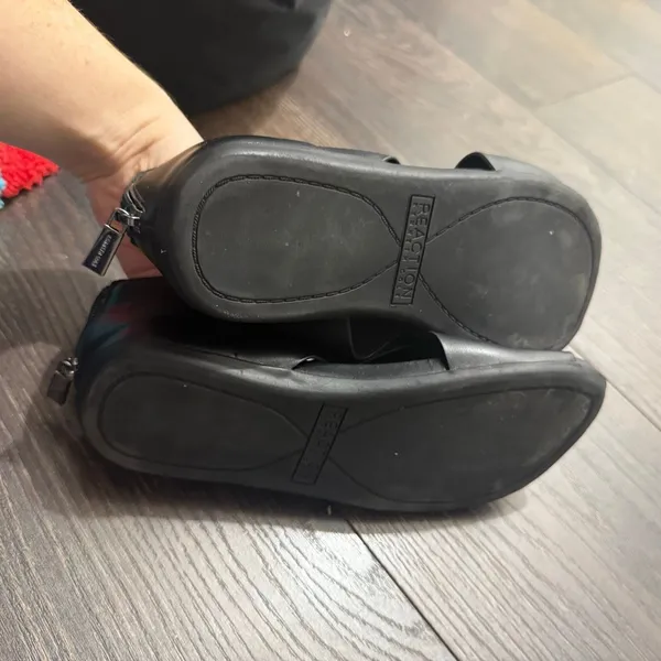 Kenneth Cole Reaction Women’s 6 Black Leather Criss Cross Sandals - Image 3