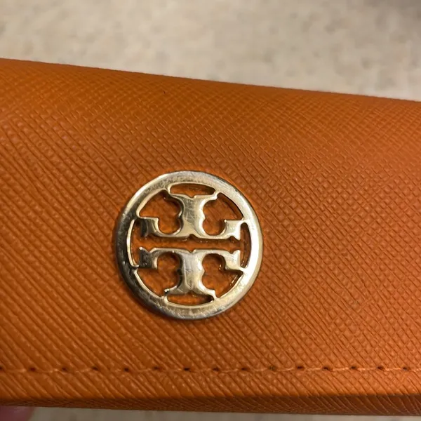 Tory Burch triangle eye glasses case magnetic closure - Image 2