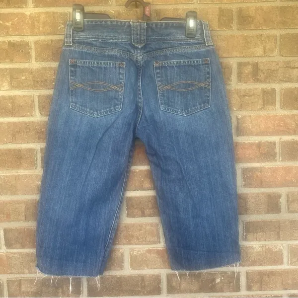 Abercrombie & Fitch Mid-Blue Cropped Distressed Jeans - Image 3