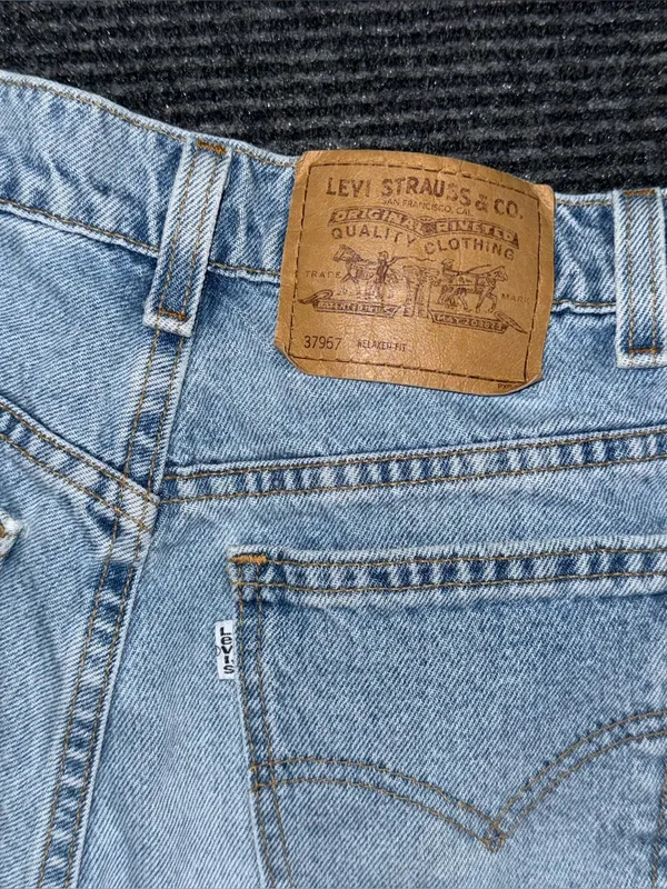 Vintage 90s Levi’s 950 Relaxed Mid Thigh Denim Shorts White Tab 5 / 25 USA Made - Image 3
