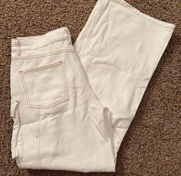White Lioness denim cargo pants with a relaxed fit. New with tags #cargopants #trendy #cute #summer #style - Image 2