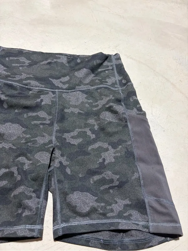 Fabletics power hold High-Waist Camo Bike Shorts medium - Image 5