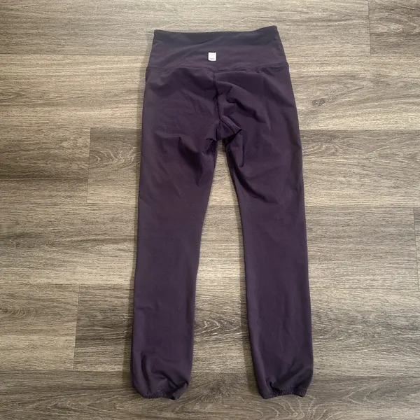 Vuori Purple Leggings XS Women’s Athletic capris Mid Rise - Image 2