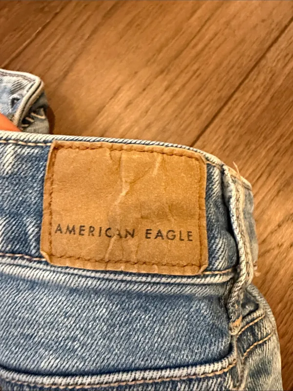 American Eagle Strigid Mom Jean Distressed Denim Size 10 Long - C66-019 - Image 9