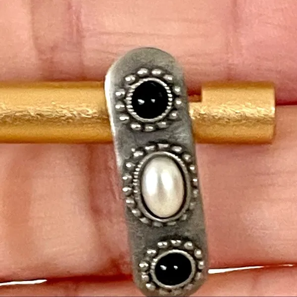 Silver tone Pearl and black post earrings - Image 4