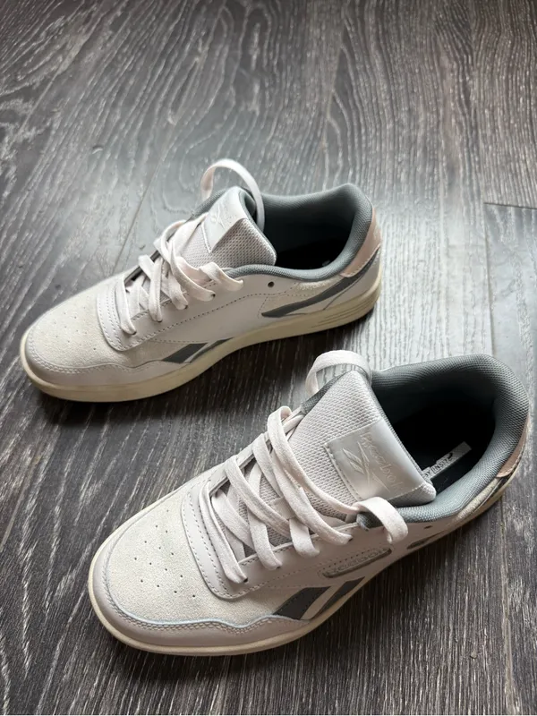 Reebok women’s White & Gray Low-Top Sneakers - Image 2