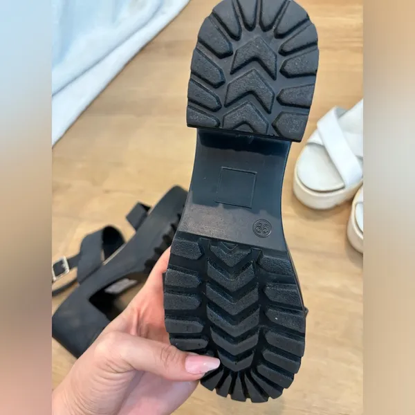Black platform sandals Size 7.5 - Image 4