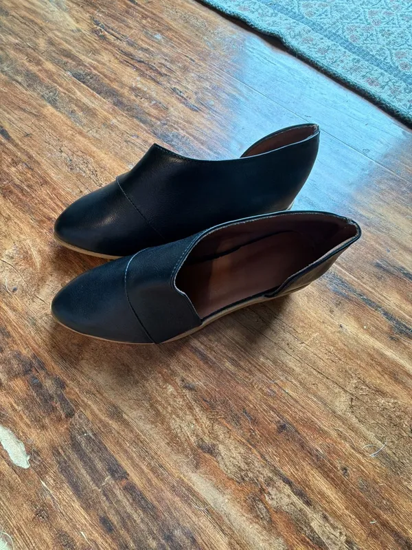 Unbranded Black Faux Leather Pointed Toe Cutout Flats Size 39 - Image 2