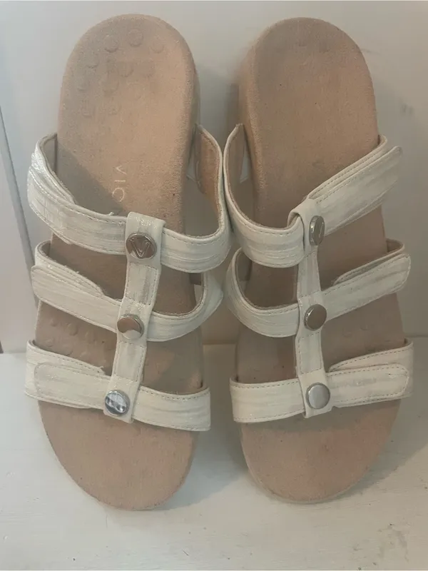 Vionic Comfort Slide Sandals in Off-White 7.5 - Image 2