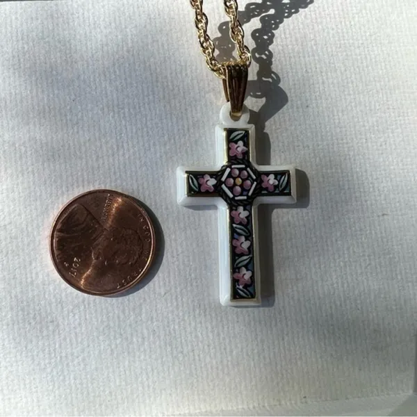 Avon Vintage White Enamel Floral Cross Necklace 24” Goldtone Rope Chain - Image 4