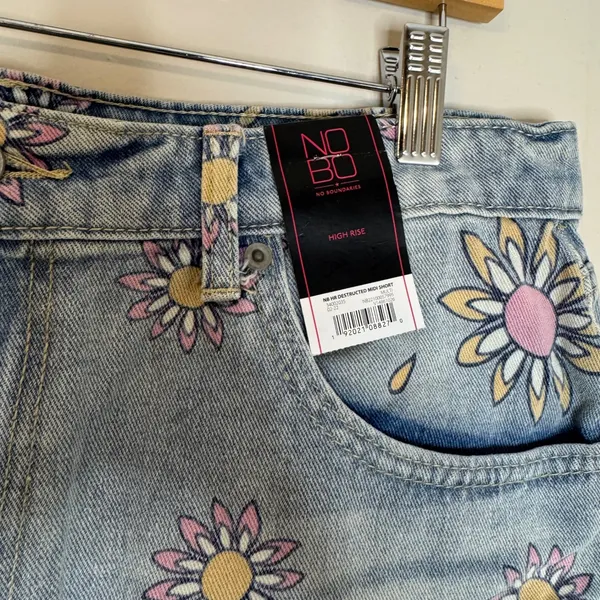 No Boundaries Women's High Rise Destructed Daisy Floral Denim Shorts Size 15 - Image 4