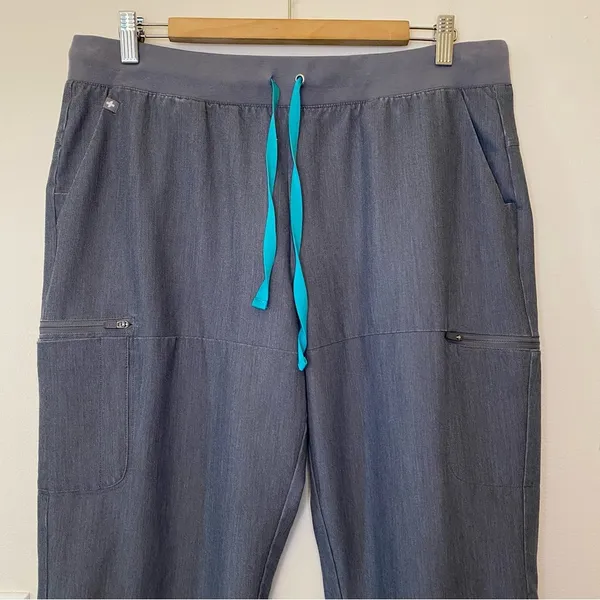 FIGS 7-Pocket Adjustable Ankle Scrub Pants Zippered Back Pockets Gray Sz Large - Image 2
