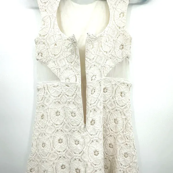 Kimchi Blue size 0‎ white mini dress crochet overlay lined peekaboo back - Image 5