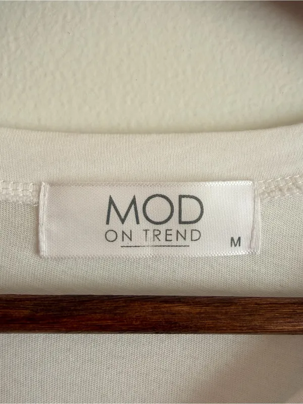 MOD on Trend Graphic Vintage Eagle Lightning Bolt Band Tee White Medium M - Image 5