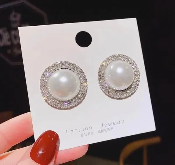 Fashion Elegant Pearl Stud Earrings for Women - Image 2