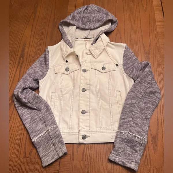 Free‎ People Knit Sleeve & Knit Hood Distressed White Denim Jean Jacket Size XS - Image 14