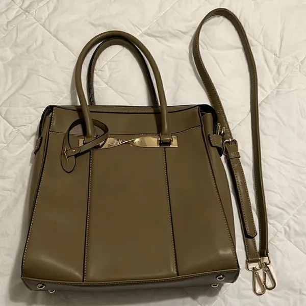 Beautiful green crossbody handbag Lots of details and pockets EUC - Image 2