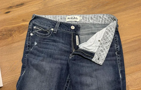 Ariat size 31 straight leg jeans, longer inseam/length - Image 9