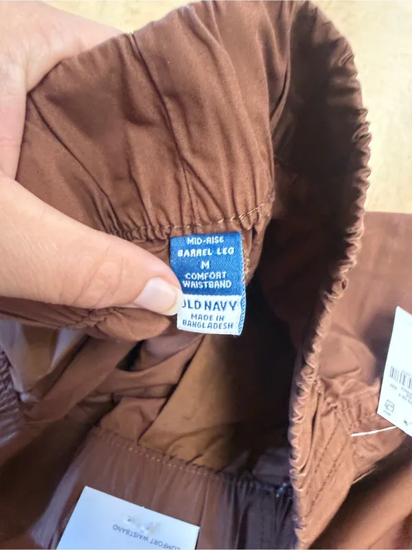 NWT! Old Navy Mid-Rise Cropped Barrel-Leg Utility Pants - Image 3