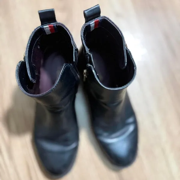 Tommy Hilfiger Black Leather Ankle Boots Gold Logo Buckle Side Zip Womens‎ 6M - Image 3