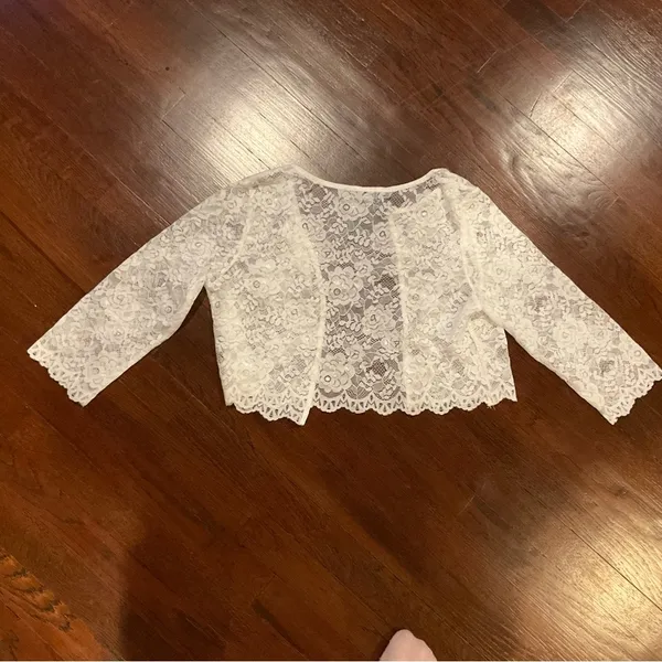 Amazon Floral Lace Shawl - Image 3