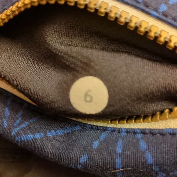 selling lululemon leggings, black and blue detail on the side, Size 6 - Image 8