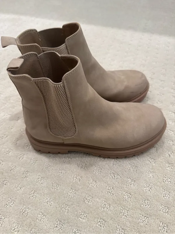 Soda Taupe Chelsea Ankle Boots Lug Sole Pull On Booties Size 8.5 - Image 5
