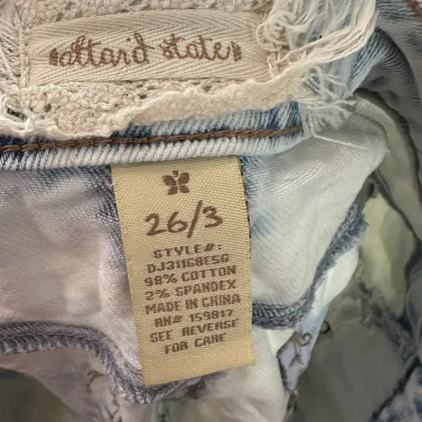 Altar’d State Women’s Button Fly Frayed Hem‎ Denim Shorts Size 26/3 Acid Wash - Image 5