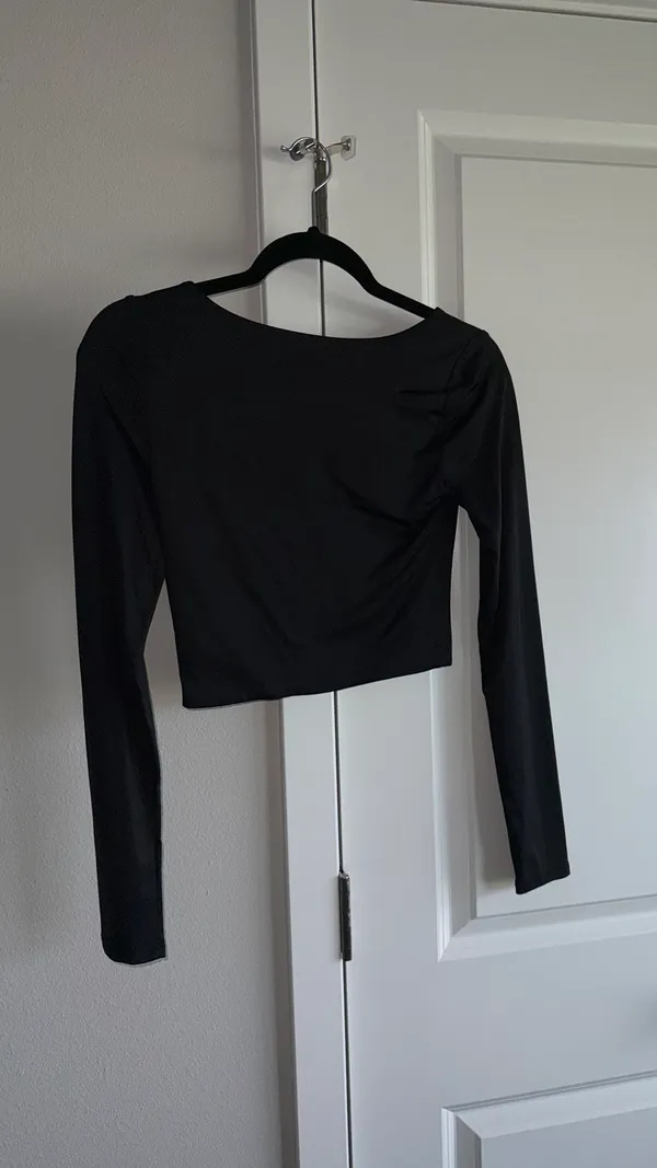 Forever 21 Black Crop Top Long Sleeve Shirt - Image 3