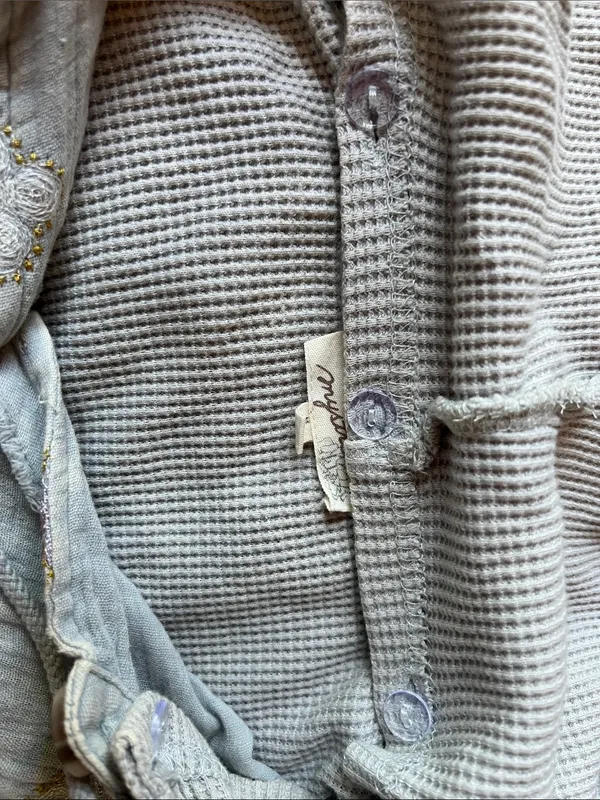 Mystree Light Gray Waffle-Knit Hooded Button Shirt floral detail removable hood - Image 6