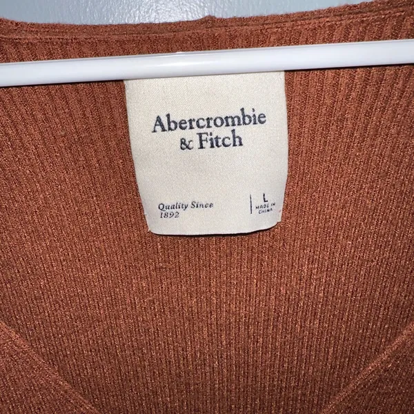 Abercrombie & Fitch Women's V-Neck Tan Sweater - Image 4