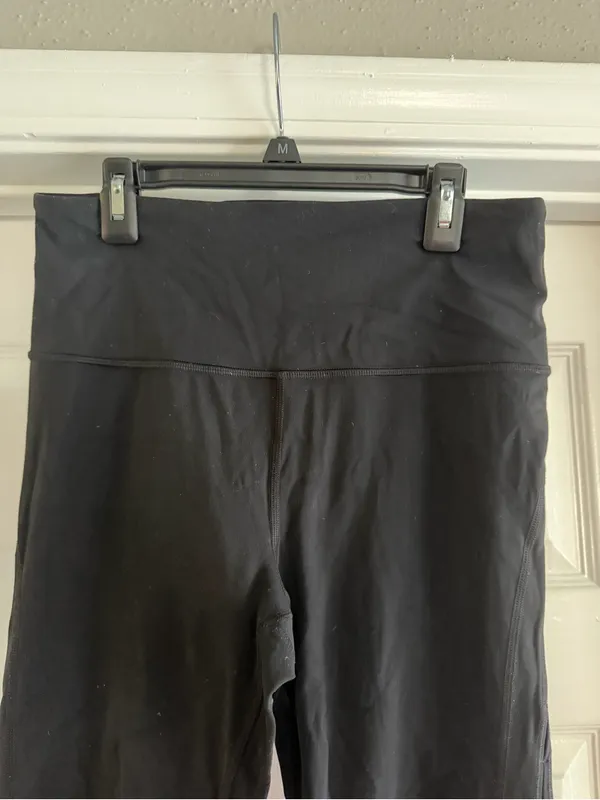 Athleta Black Horizon Scallop Capri Leggings Size Medium Athleisure Trendy Y2K - Image 2
