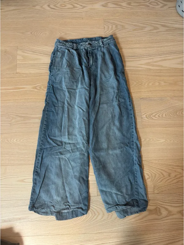 Low Rise Light Wash Baggy Jeans Blue Size 2 - Image 2