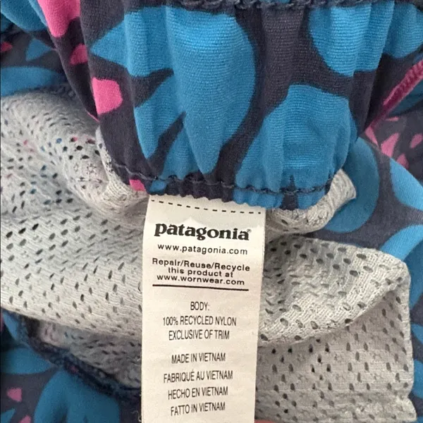 Patagonia barely baggies shorts small - Image 6