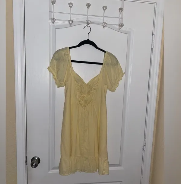 NWOT Light Yellow Puff Sleeve Maiden Dress - Image 2
