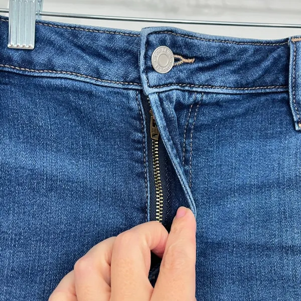 Gap Size 16/33 Blue 5" Denim Jean Shorts - Image 2