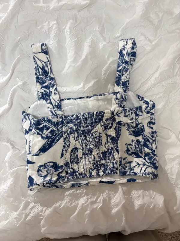 Abercrombie & Fitch Blue and White Floral Cropped Tank - Image 2
